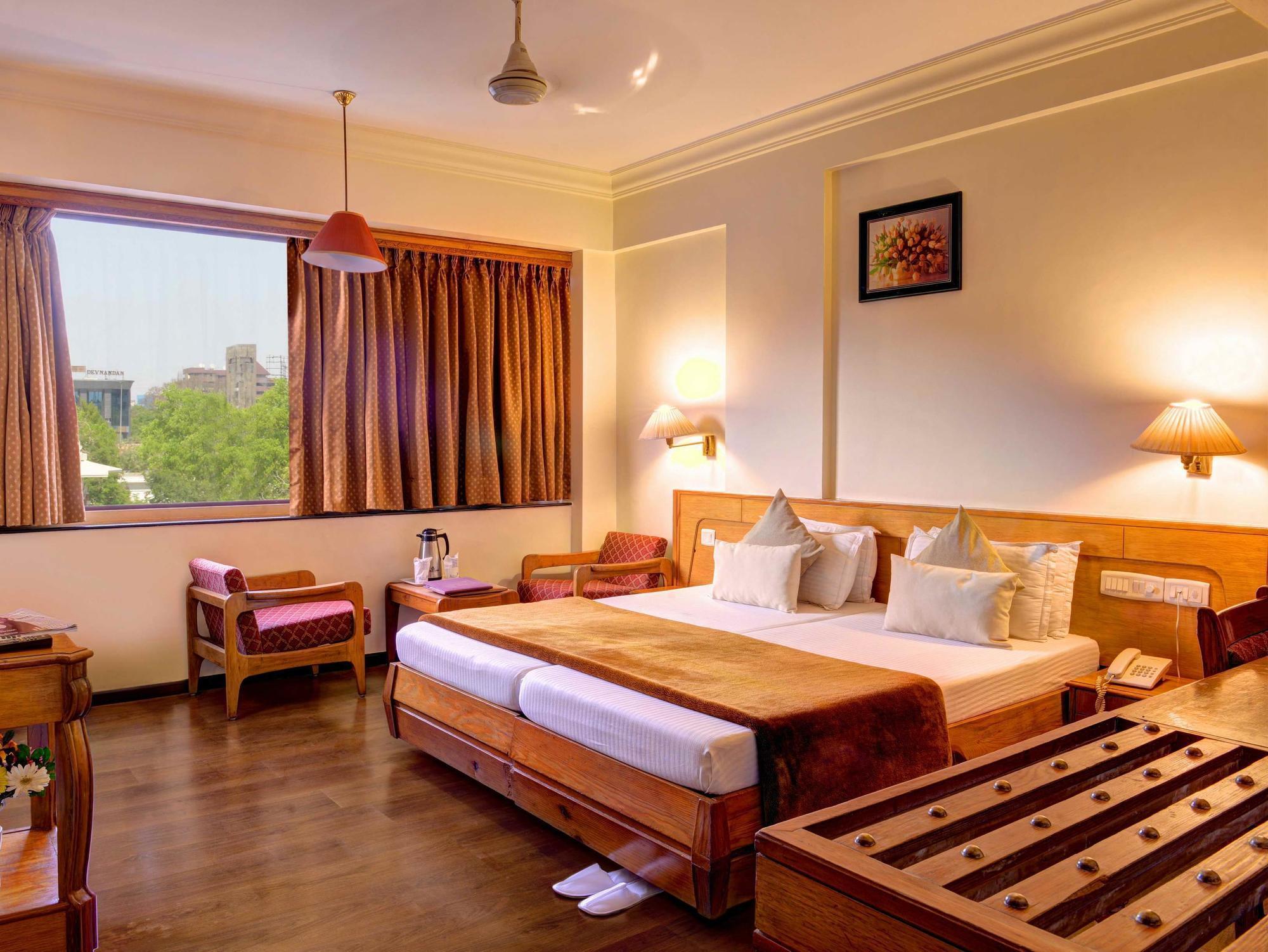 Hotel Pinnacle Ahmedabad Ngoại thất bức ảnh